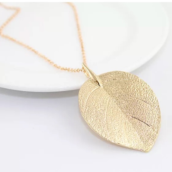 Elegant Lucky Golden Leaf Pendant Necklace - Picture 4 of 4